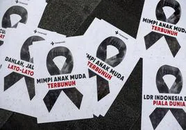 Pancartas con cintas negras como señal de luto tras el anuncio de la FIFA de revocar el estatus de anfitrión de Indonesia para el Mundial Sub20 de fútbol.