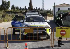 Un policía nacional se atrinchera en Granada y amenaza con una explosión