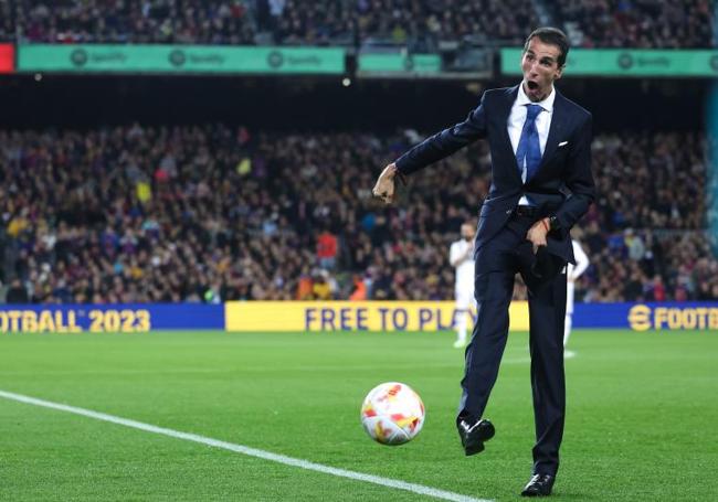 Alex Roca Campillo realiza el saque de honor en la vuelta de la Copa del Rey entre Barcelona y Real Madrid.