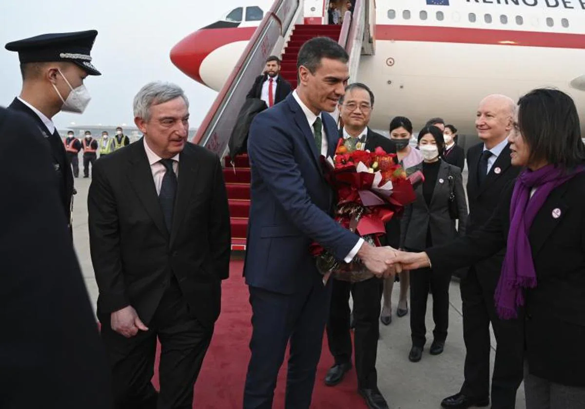 El presidente de España, Pedro Sánchez, es recibido por autoridades chinas este jueves a su llegada al aeropuerto de Pekín.