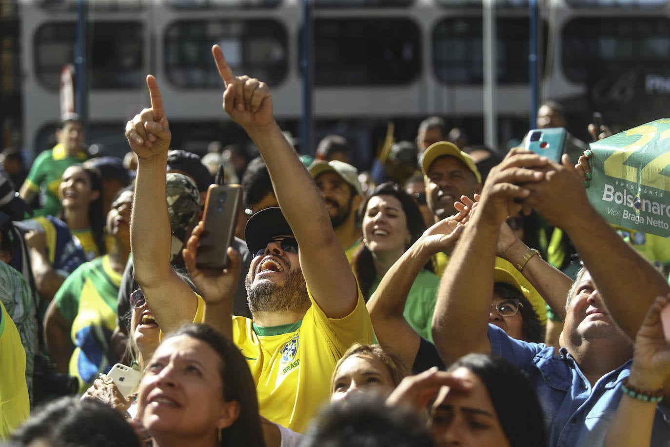 Simpatizantes del expresidende de Brasil Jair Bolsonaro celebran su regreso al país