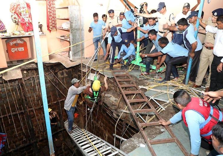 Al menos 35 muertos al derrumbarse un templo durante una celebración religiosa en India