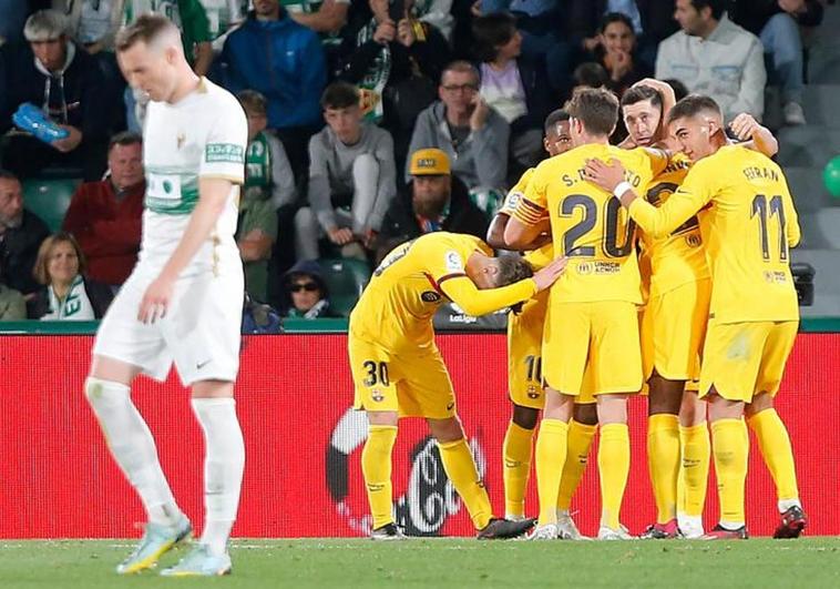 Robert Lewandoski celebra con sus compañeros uno de sus dos goles al Elche.