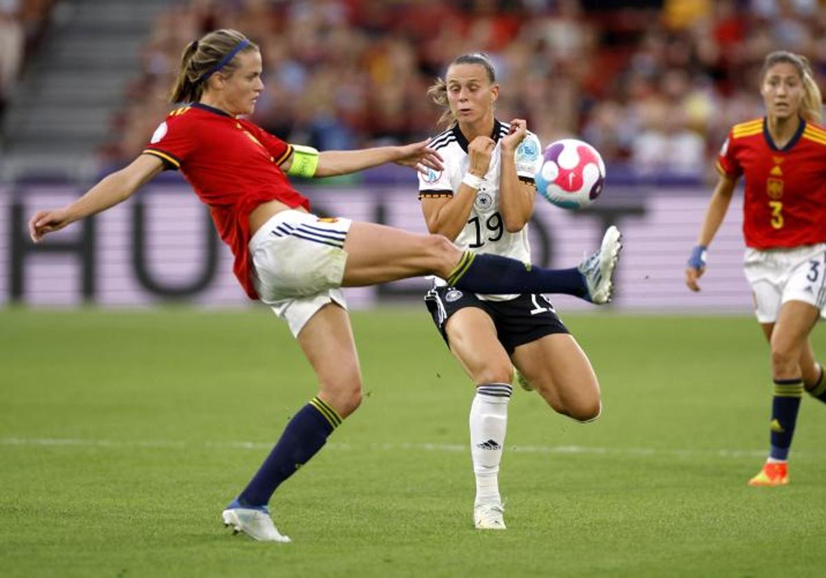 Irene Paredes (i), durante el partido entre España y Alemania en la Eurocopa 2022.