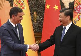 Sánchez estrecha la mano del presidente de China, Xi Jimping, este viernes en Pekín.