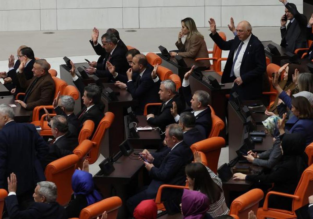 Los parlamentarios turcos al votar el jueves a favor de la adhesión de Finlandia a la OTAN.