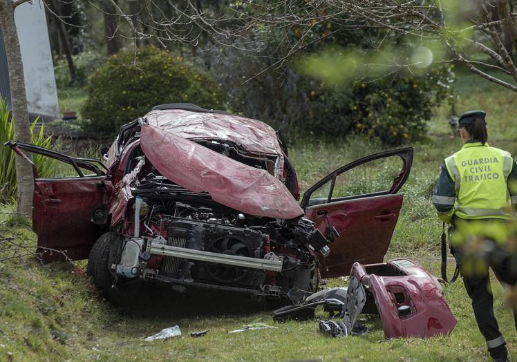 Estado en el que quedó el automóvil siniestrado tras caer de la carretera cerca de Xove (Lugo).
