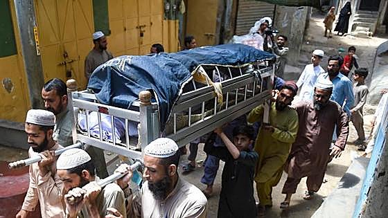 Al menos 11 muertos en una avalancha para conseguir alimentos en Pakistán