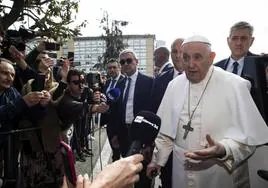 «Todavía estoy vivo», bromea el Papa al recibir el alta hospitalaria