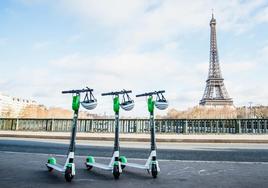 Patinetes eléctricos de la empresa Lime, una de las tres que operan en las calles de París.