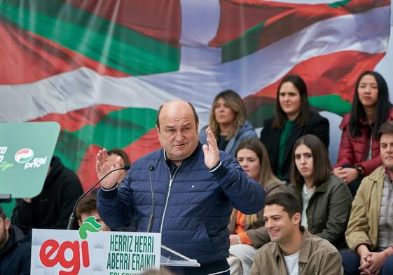 El presidente del PNV y del Euzkadi Buru Batzaren (EBB), Andoni Ortuzar, durante el EGI Eguna.