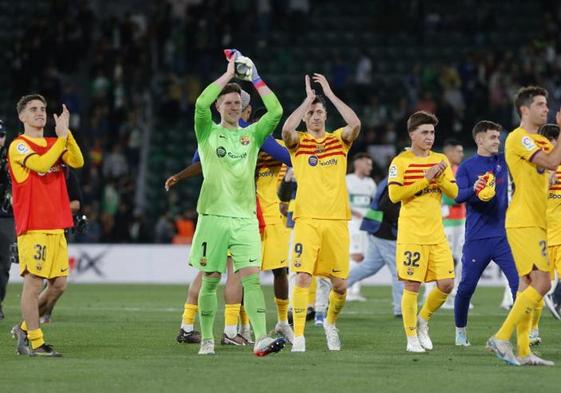 Los futbolistas del Barça celebran el triunfo ante el Elche.