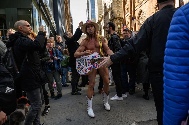 El 'cowboy desnudo', un símbolo del turismo neoyoquino, aprovecha la expectación ante la Torre Trump este lunes