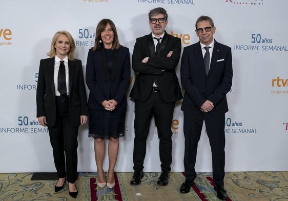 Foto de familia en el 'photocall' de la fiesta por el 50 aniversario de Informe Semanal.