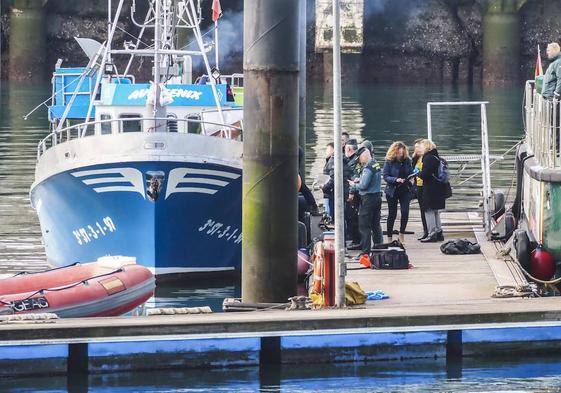 La Guardia Civil realiza el levantamiento de los cadáveres en el barco Siempre Nécora, en el Barrio Pesquero de la capital cántabra.