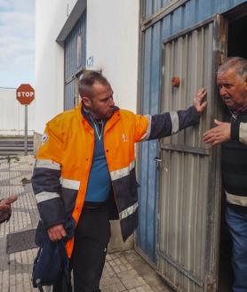 Imagen secundaria 2 - En grande, traslado de uno de los cadáveres. Debajo, marineros que participaron en el rescate