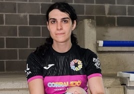 Sandra Jiménez es la primera jugadora trans federada en España por la Federación de Balonmano Madrileña.