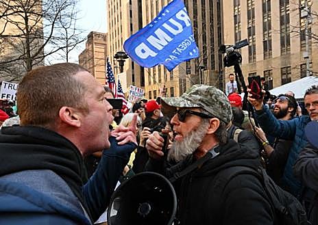 Imagen secundaria 1 - Partidarios y detractores del exmandatario se manifiestan en Manhattan.