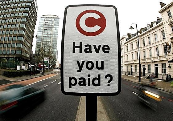 Aviso de zona de acceso restringido en una calle de Londres para evitar la congestión del tráfico.