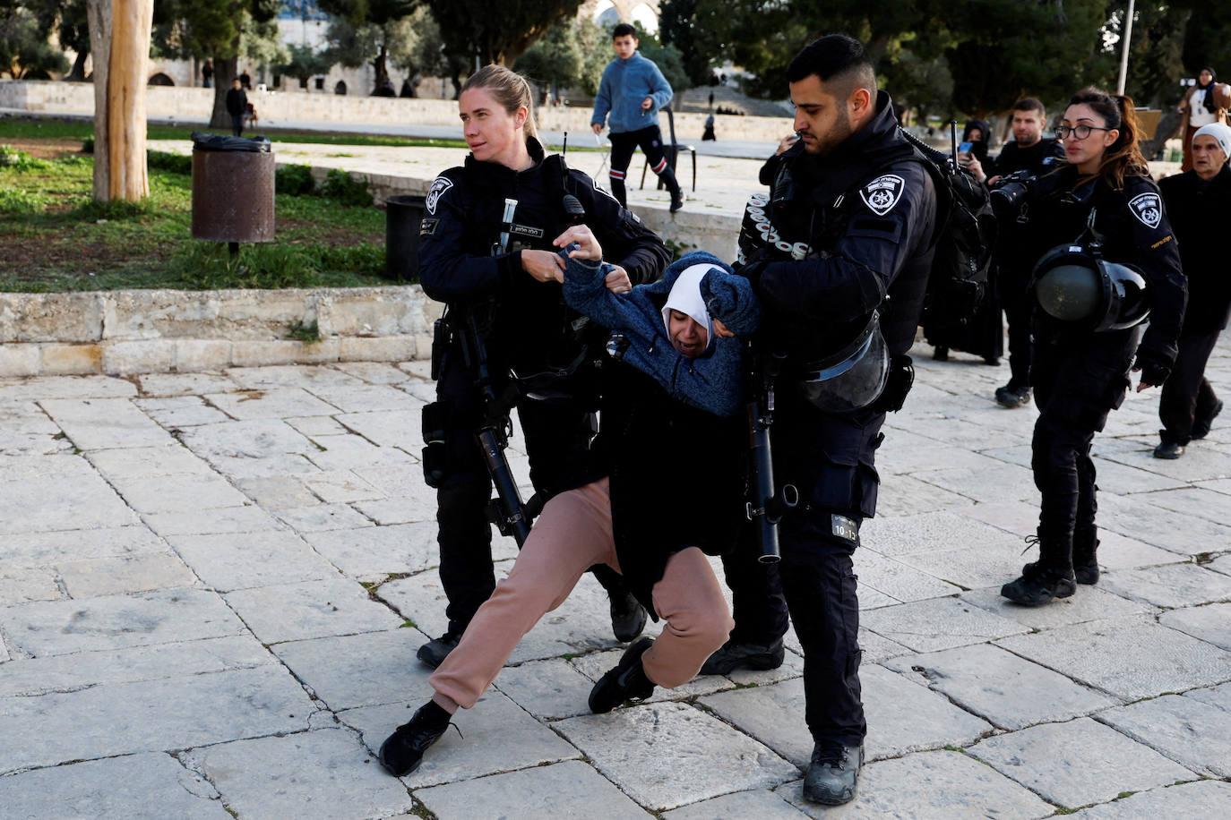 El asalto israelí a Al Aqsa incendia el ramadán en Jerusalén