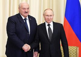 El presidente ruso, Vladímir Putin, se da la mano con el mandatario bielorruso, Alexander Lukashenko, durante una reunión anterior en Moscú