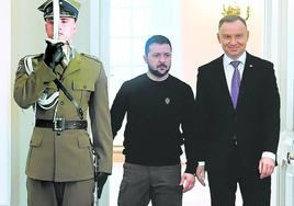 Duda y Zelenski reciben el saludo de honor de la guardia del palacio presidencial de Varsovia.