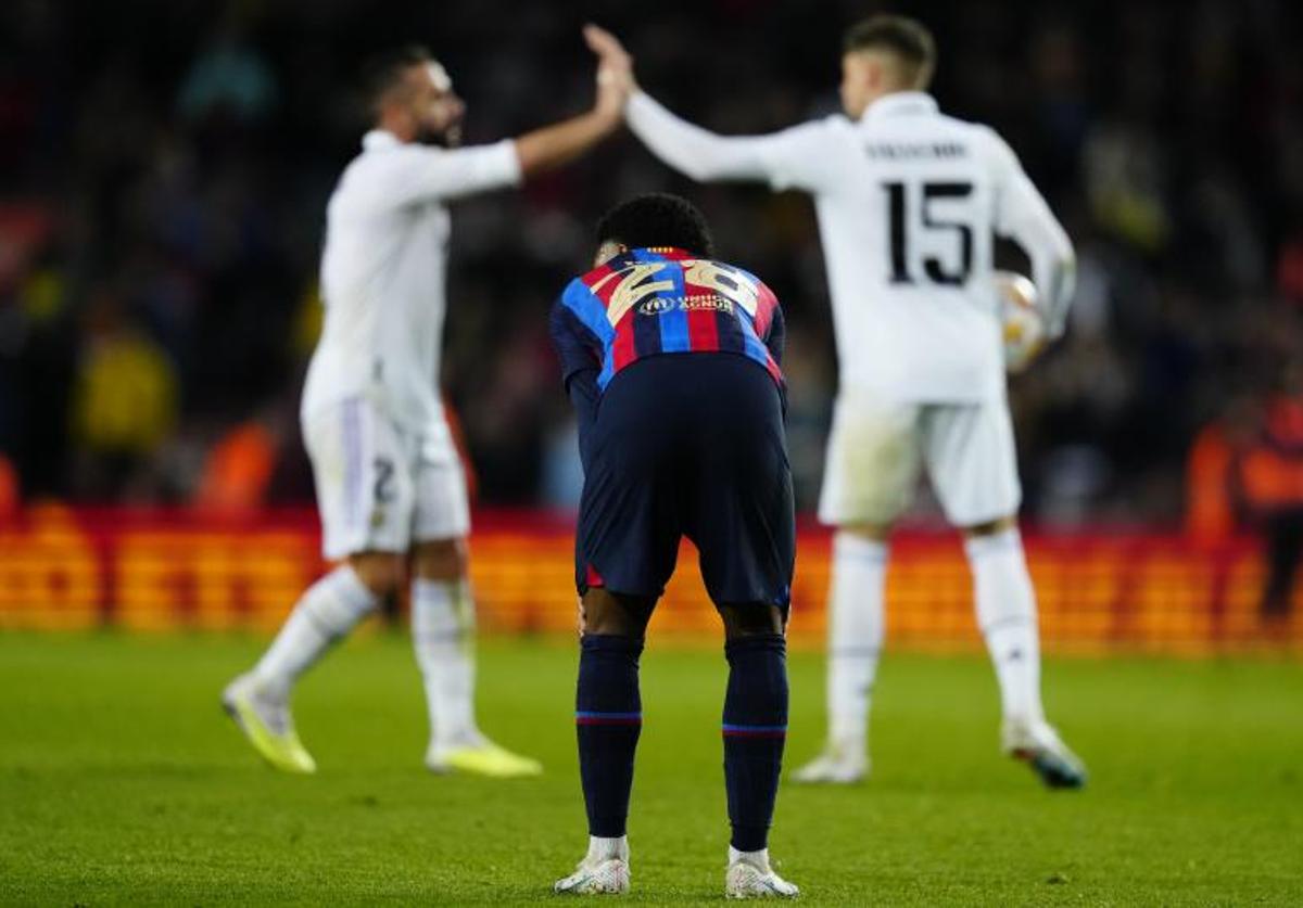 Alejandro Balde se lamenta tras el final del clásico.