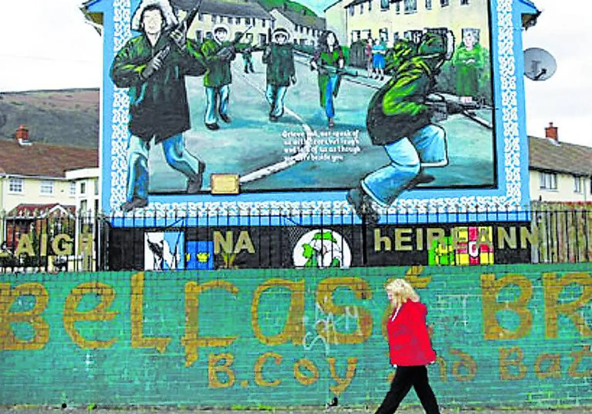 Un mural recuerda en Belfast los años duros del terrorismo.