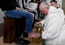 El papa Francisco lava los pies a una docona de jóvenes de la carcel de menores Casal del Marmo, en la periferia de Roma.