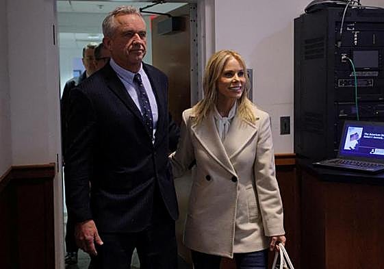 Robert Kennedy Jr y su esposa.