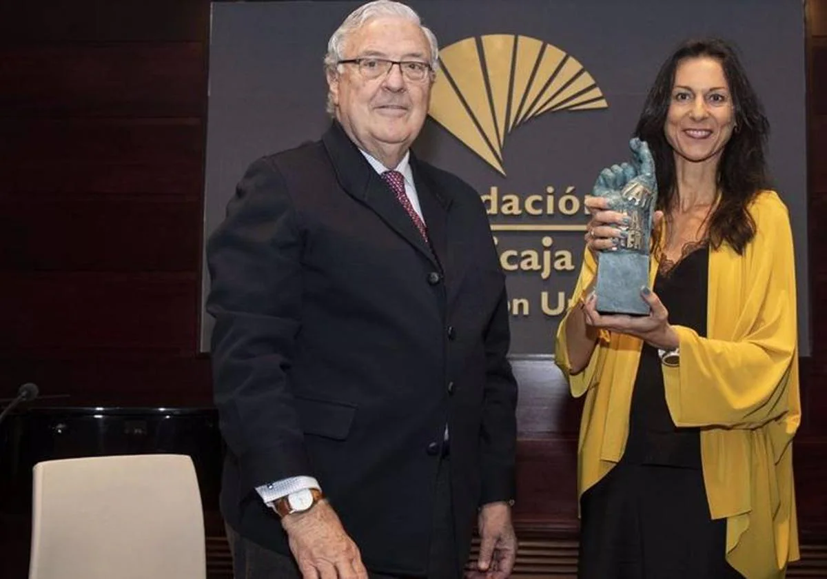 Xenia García recibe el premio Quiñones.