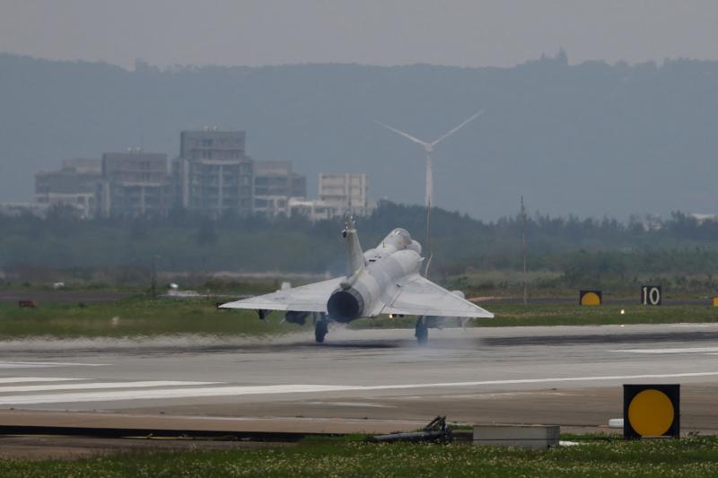 Un caza taiwanés despega esta mañana de sábado de la base de Hsinchu para patrullar el espacio aéreo de la isla