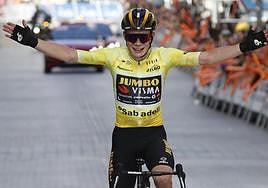 El corredor danés del equipo Jumbo-Visma Jonas Vingegaard cruza la línea de meta en solitario como vencedor de la sexta y última etapa de la Itzulia Basque Country 2023