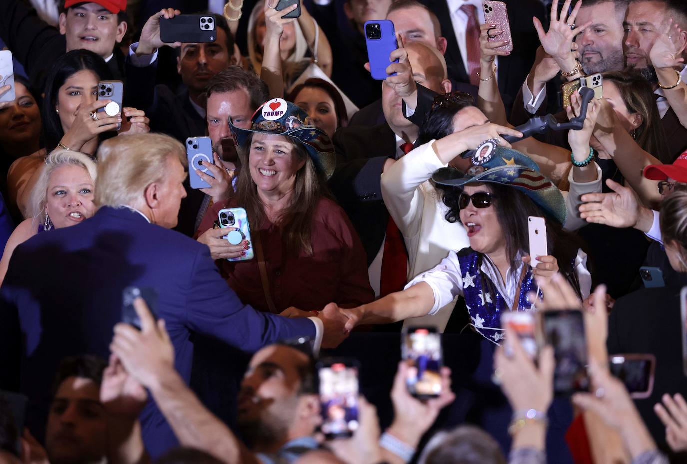 Trump saluda a sus seguidores en Florida tras declararse inocente de las acusaciones