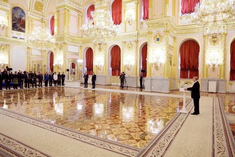 Putin se dirige a los nuevos embajadores en Moscú a una considerable distancia en un salón de ceremonias del Kremlin