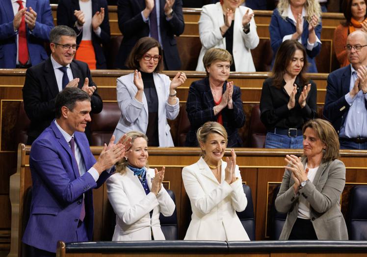 Imagen principal - 1. Aplausos este marzo a la vicepresidenta Díaz en la censura de Vox/ 2. Sintonía con las ministras Montero y Belarra hace nueve meses. / 3. El líder socialista y el entonces secretario general de Podemos, Pablo Iglesias, se abrazan al presentar el programa de su Ejecutivo de coalición en enero de 2020