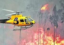 Un helicóptero ayuda en las labores de extinción en un reciente incendio en la localidad asturiana de Toraño.