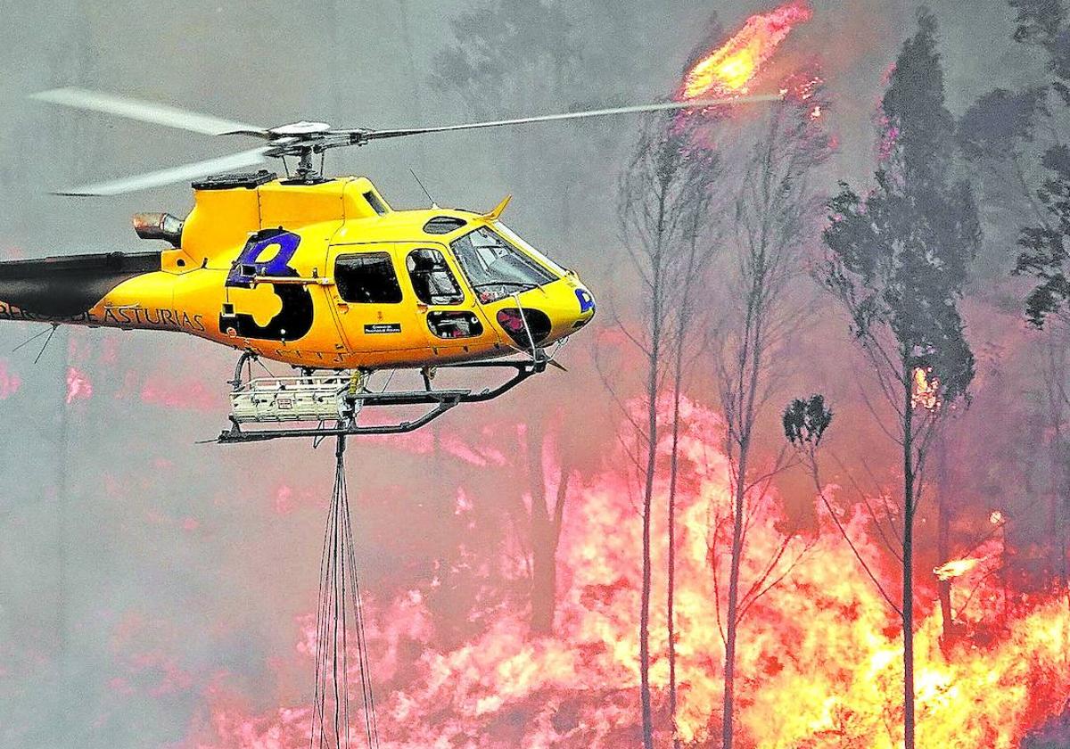 Un helicóptero ayuda en las labores de extinción en un reciente incendio en la localidad asturiana de Toraño.