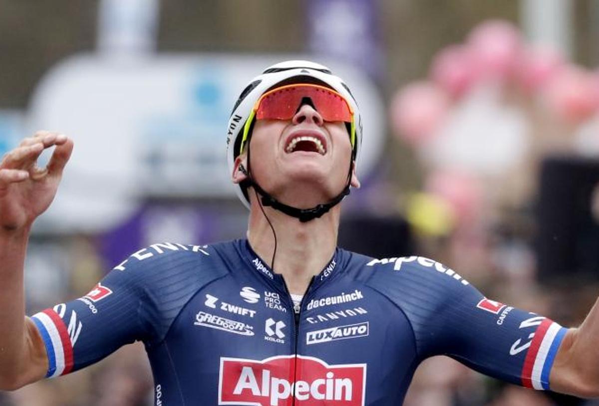 Mathie Van der Poel celebra su triunfo en la París-Roubaix.