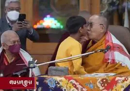 El Dalai Lama besa al niño.