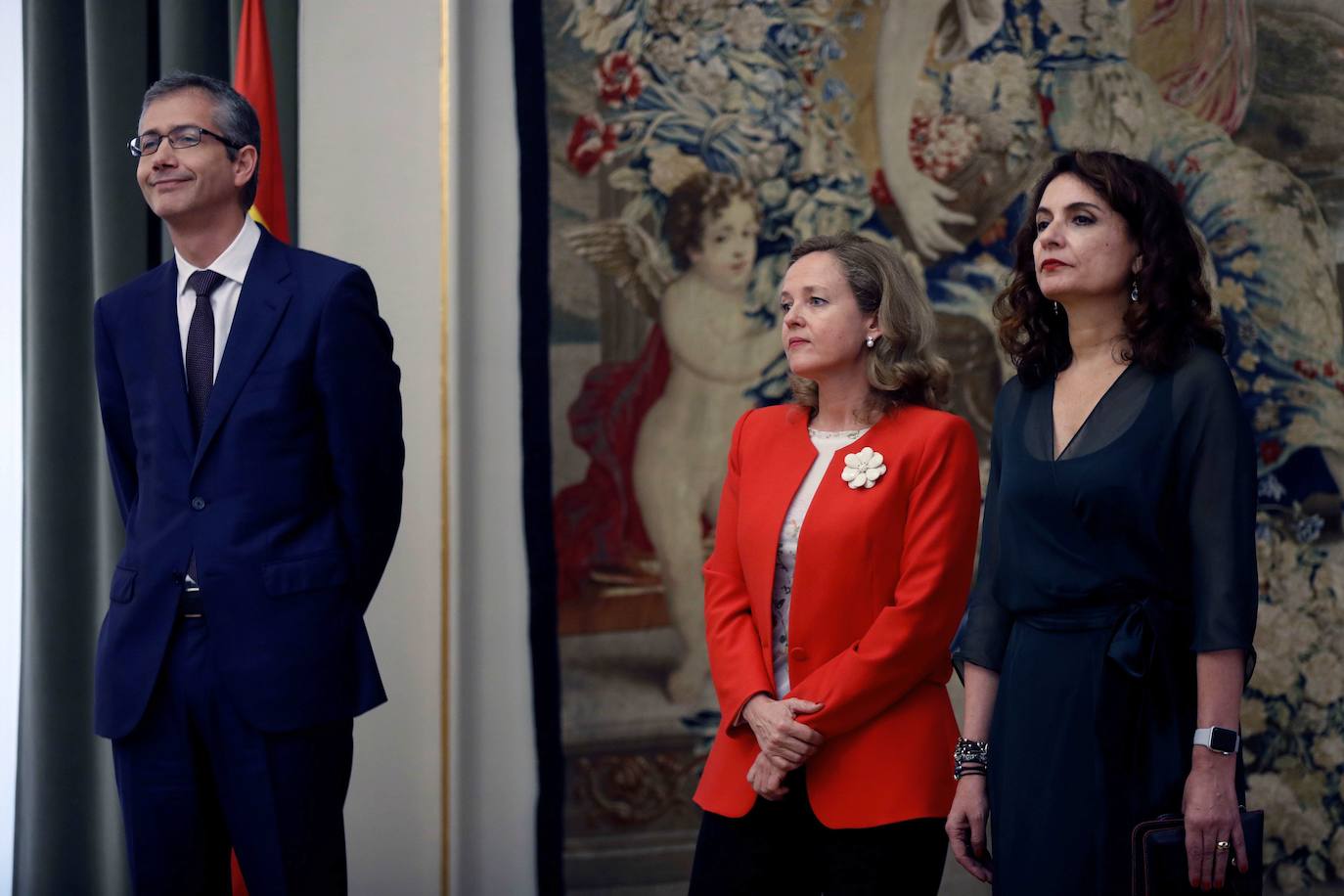 El gobernador del Banco de España, Pablo Hernández de Cos, con Nadia Calviño y María Jesús Montero.