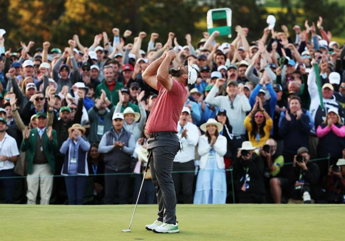 Jon Rahm, aclamado por la multitud, celebra su victoria en Augusta.