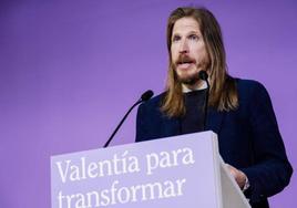 El coportavoz de Podemos Pablo Fernández durante la rueda de prensa de este lunes.