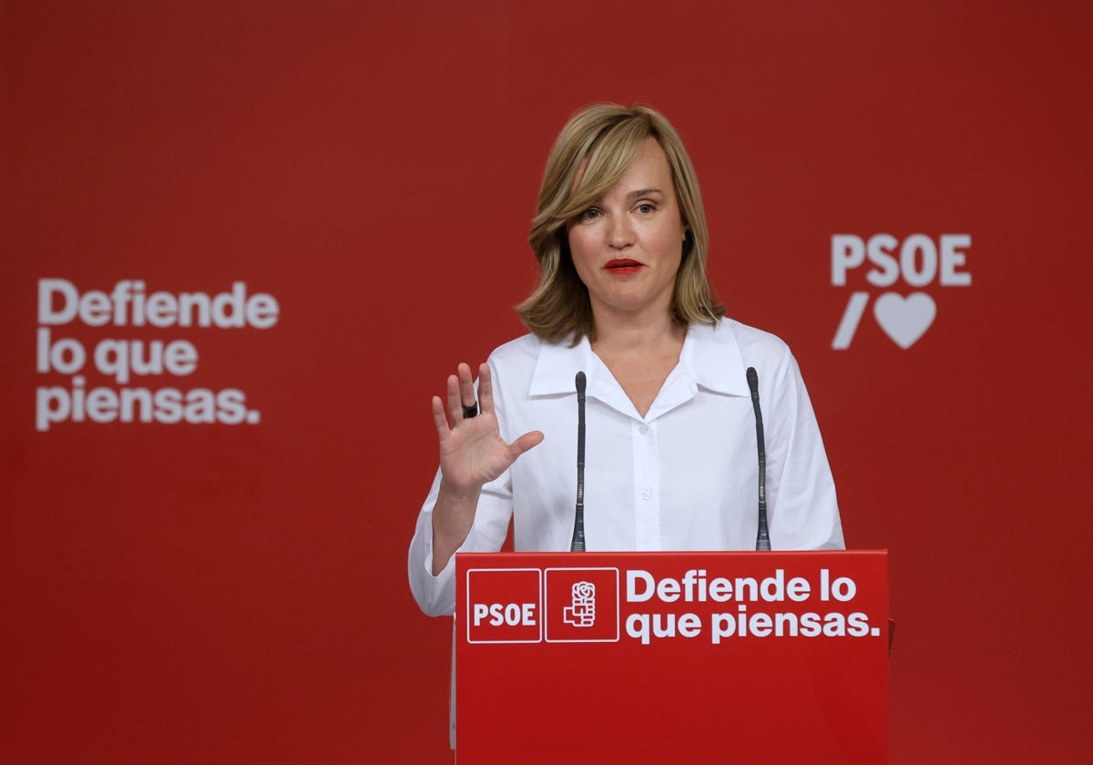 La portavoz del PSOE, Pilar Alegría, este lunes en la sede de su partido.