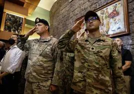 Dos soldados del ejército y la Fuerza Aérea de Estados Unidos saludan durante la ceremonia de apertura del 'Balikatan' en Quezon, en Filipinas