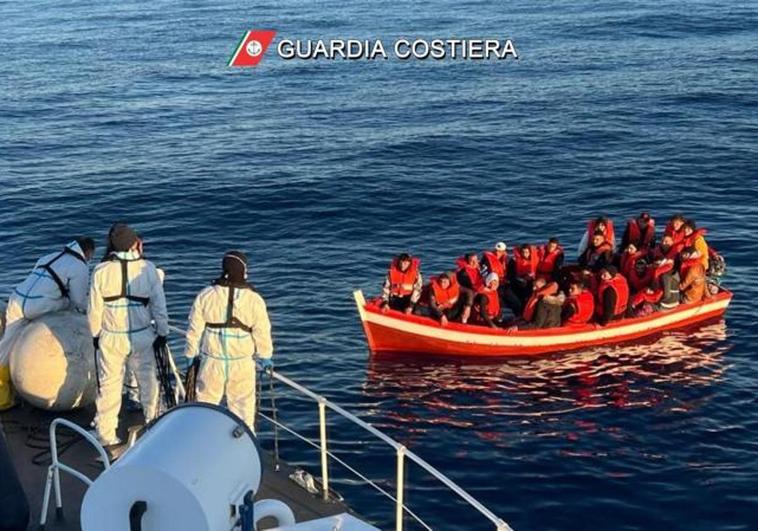 Guardacostas italianos realizan una operación de rescate al sureste de Siracusa.