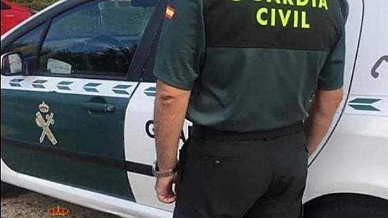 Un hombre buscado por la justicia apuñala a un guardia civil en Cádiz