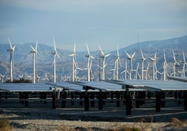 Aerogeneradores y paneles solares en Estados Unidos.