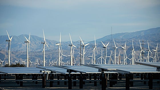 La energía solar y eólica baten su récord de producción mundial en 2022