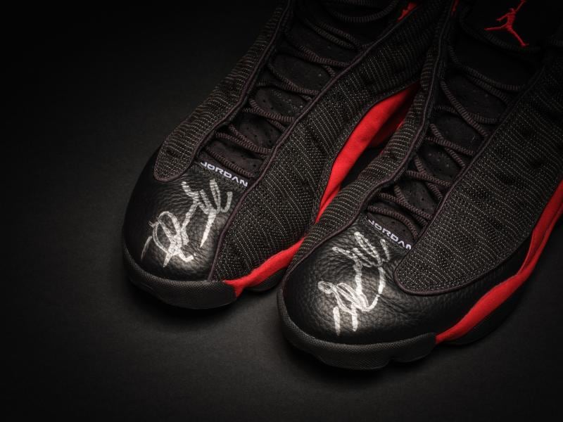 Zapatillas Air Jordan XIII, firmadas por Michael Jordan, en una imagen de Sotheby's.